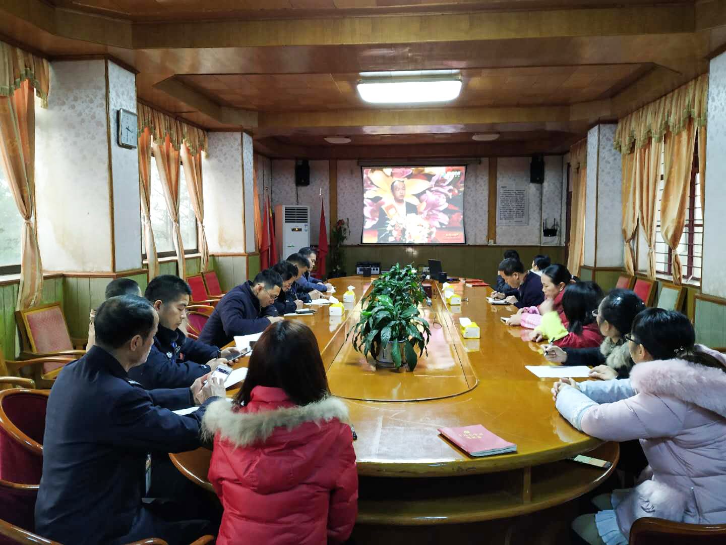 兩面針公司組織集中收看報(bào)告會.jpg